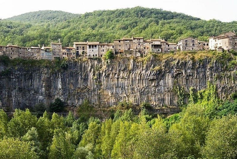 Висячий місто Кастельфольит-де-ла-Рока: сама мальовнича село Іспанії