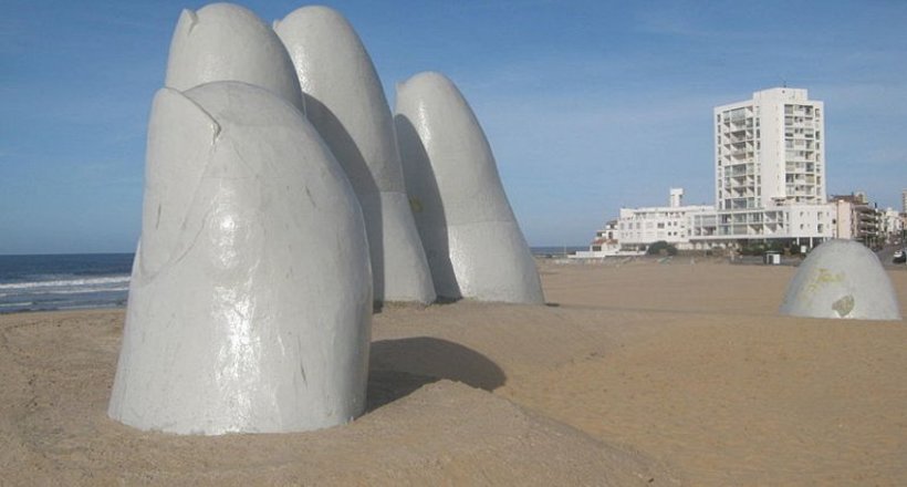 Відео: Один із символів Уругваю — гігантська рука, що виглядає з піску