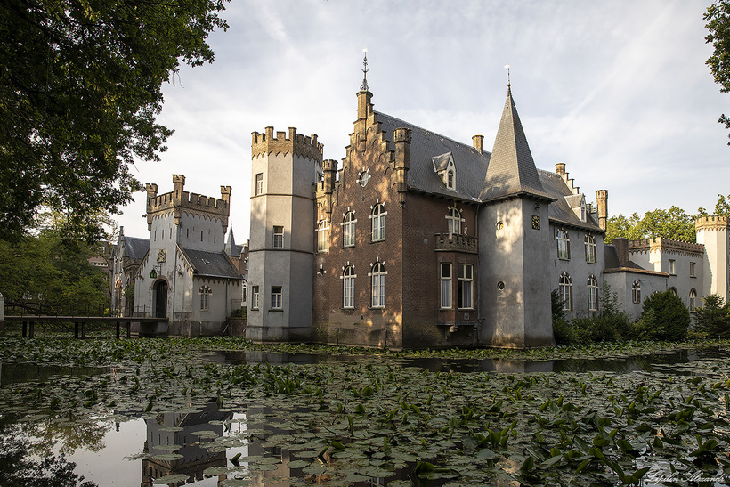 Замок Стапелен — відомий католицький монастир в Нідерландах