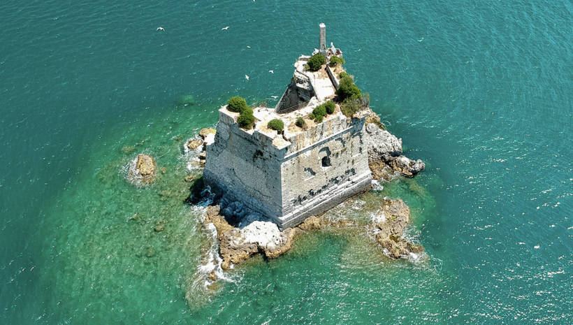 Унікальна вежа Scola в Італії, побудована в 17 столітті посеред моря 