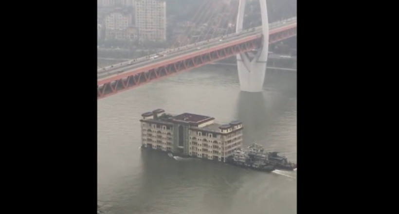 У Китаї на відео зняли рідкісне видовище — пливе по річці п'ятиповерховий будинок