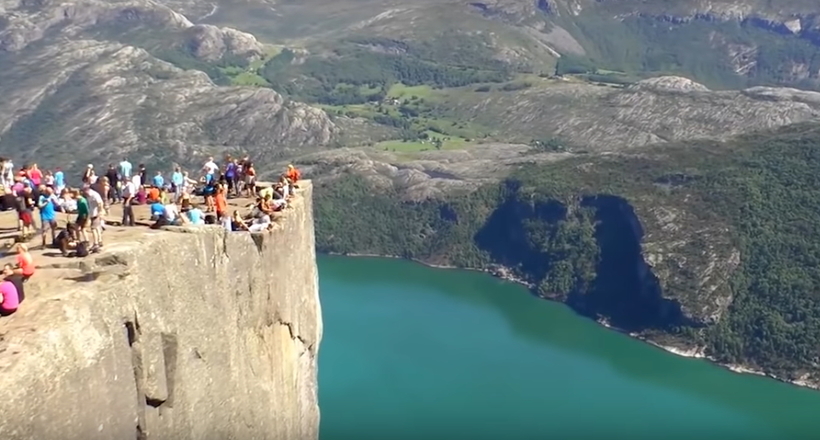 Запаморочливе відео з скелі Прекестулен в Норвегії