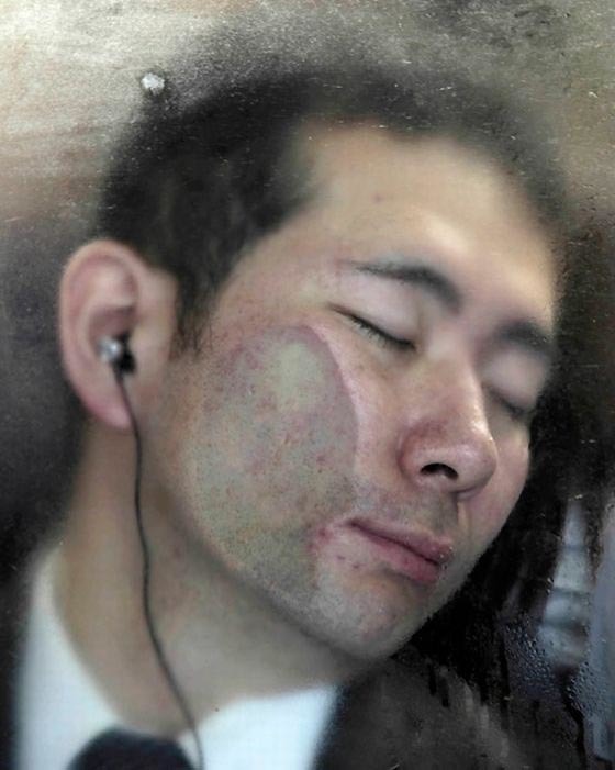 Страшний сон будь-якого клаустрофоба: 14 фотографій з метро Токіо