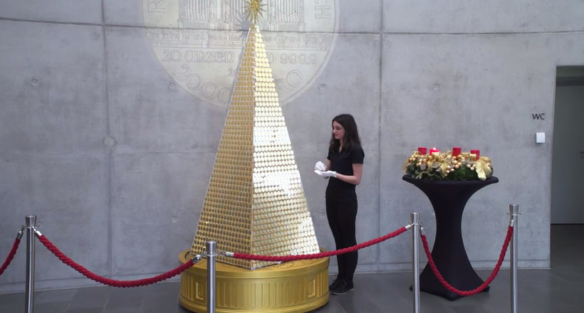 2,6 мільйона доларів чистим золотом: світу представили найдорожчу ялинку