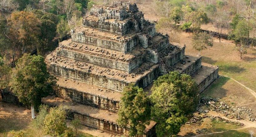 Піраміда смерті Кох Кер: як в Камбоджі з'явилася «мексиканська піраміда»
