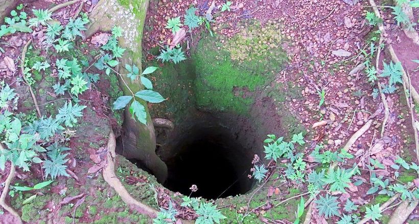 Нори смерті в Уганді: хто пробурив в скельних породах глибокі шахти