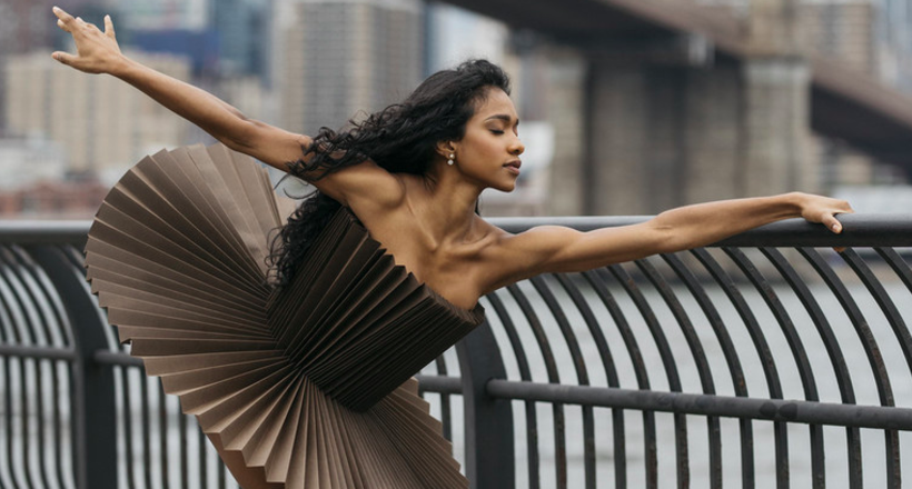 PLI.Ē: танцюристи в паперових костюмах на вулицях Нью-Йорка, Монреаля, Парижа і Риму