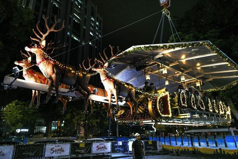 У Малайзії відкрили ресторан у вигляді саней Санта-Клауса на висоті 45 метрів