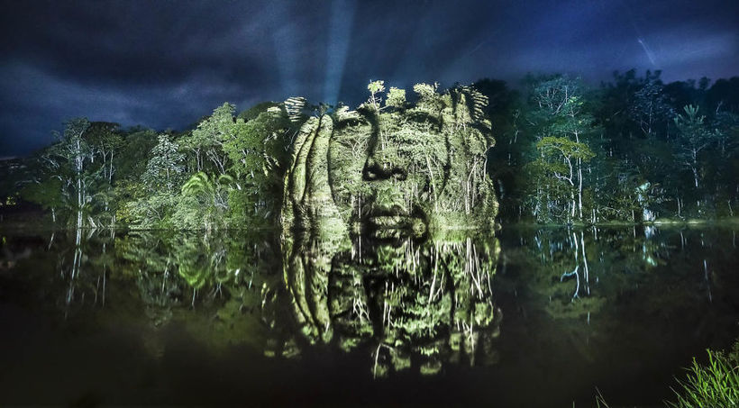 Душа Амазонки: француз з допомогою світла створює неймовірний стріт-арт в джунглях 