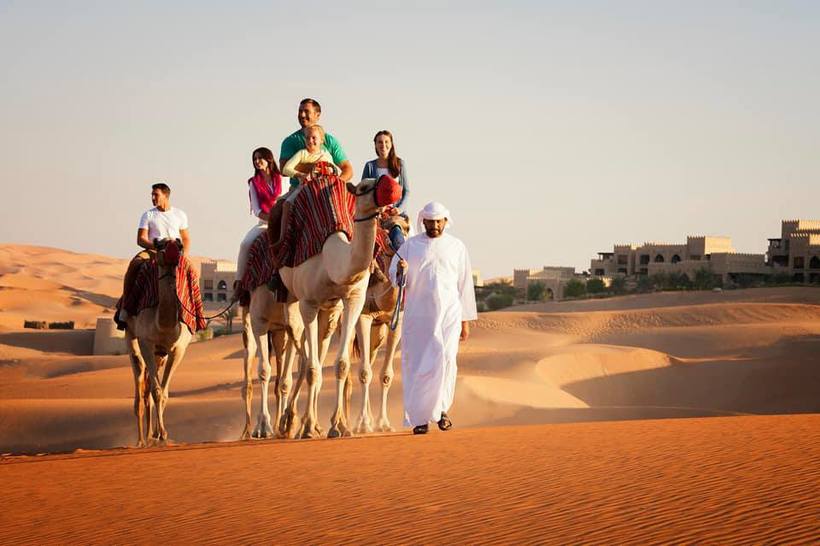Абу-Дабі подарує подорож для цілої родини за краще лист верблюдові