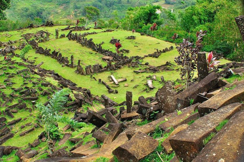 У лісах Індонезії виявлена стародавня піраміда, покрита лісом