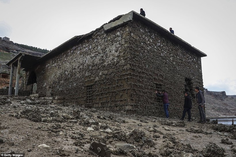 У Туреччині прорвало дамбу, і на поверхні з'явилася давня затоплена село