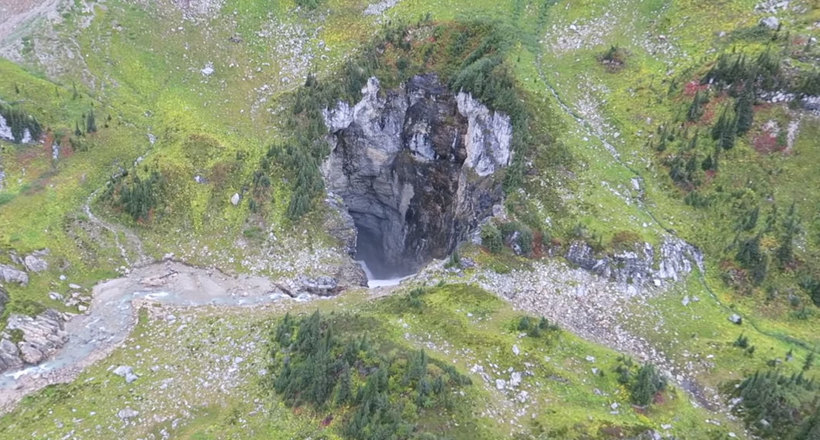 Відео: В Канаді випадково виявили величезну печеру, яку прозвали «ямою Сарлакка»
