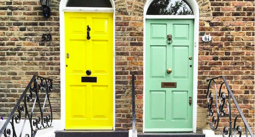 Фотограф зробила знімки чарівних кольорових вхідних дверей будинків Лондона 
