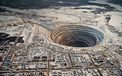 Покинута алмазна шахта «Мирна»