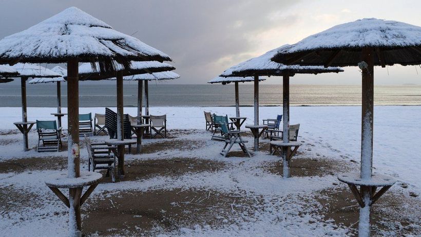 Греція в снігу: сильні снігопади занесли міста, пляжі і акрополь