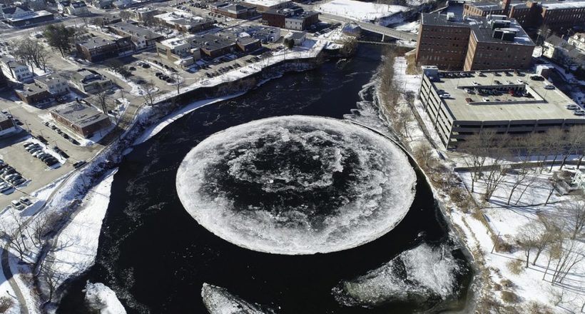 Ідеально кругла крижина, схожа на Місяць, здивувала жителів американського містечка