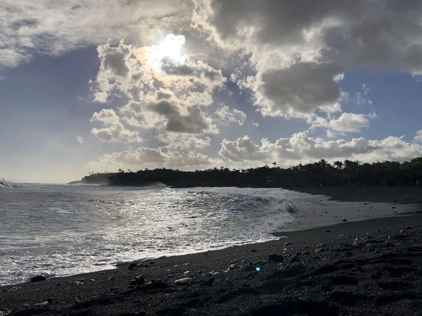 Через виверження вулкана на Гаваях з'явився новий пляж з чорним піском