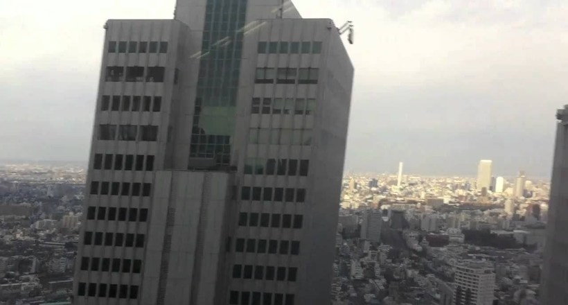 Під час землетрусу в Японії здивовані люди стали знімати на відео хмарочоси