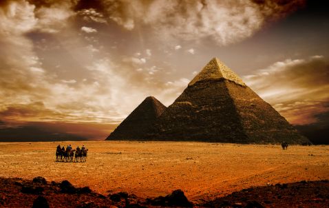 Що знаходиться за Єгипетськими пірамідами?