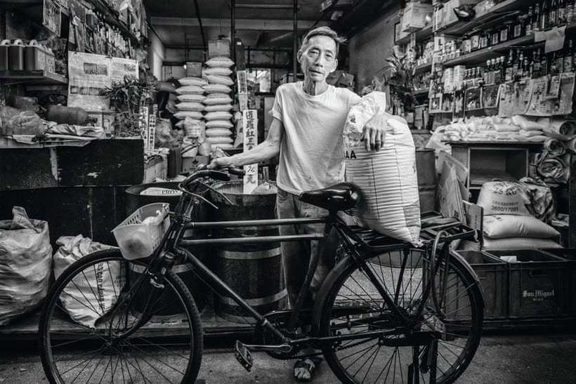 Торговець зміїним супом і чаклунка: фотографії традиційних вуличних торговців Гонконгу