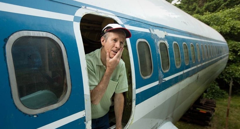 Відео: Чоловік купив літак, щоб зробити з нього житловий будинок
