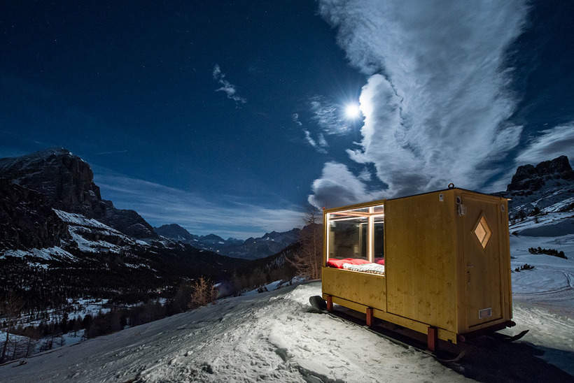 Для романтиків: туристам пропонують пожити у вагончику-санчатах прямо посеред Альп