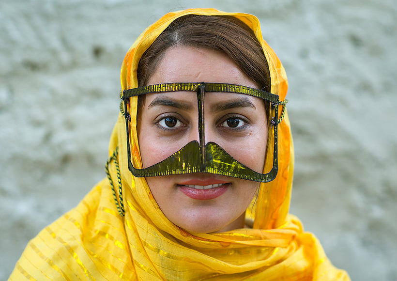 Навіщо іранські жінки носять маски у формі вусів
