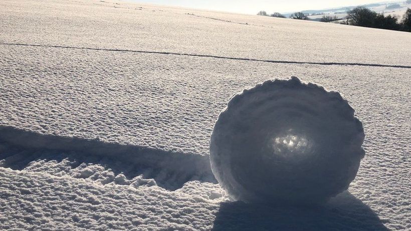 Таємниця снігових «тюків»: загадкові круги з снігу здивували жителів Англії