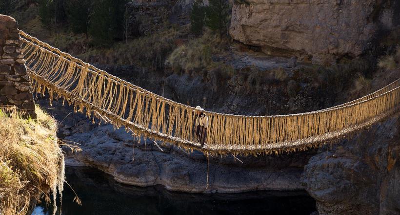 У Китаї під туристами обірвався мотузяний міст