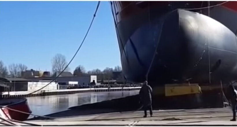 Відео: Робочий ледве встиг врятуватися при спуску на воду вантажного судна 