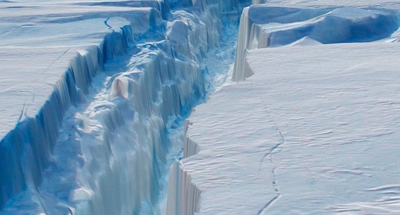 Тріщина в льодовику Бранта: як народжуються айсберги