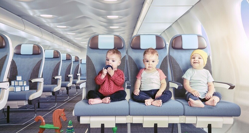 Молода мама роздала попутникам в літаку беруші, щоб їх не турбував плач малюка