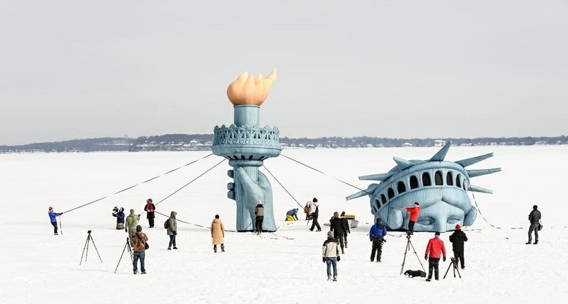 У США з'явилася статуя Свободи, похована під льодом