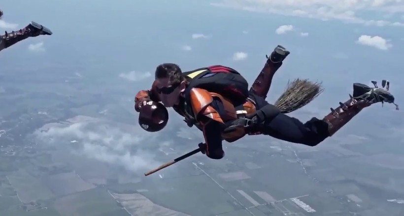 Відео: Гаррі Поттер існує — парашутисти вирішили зіграти в квідич 