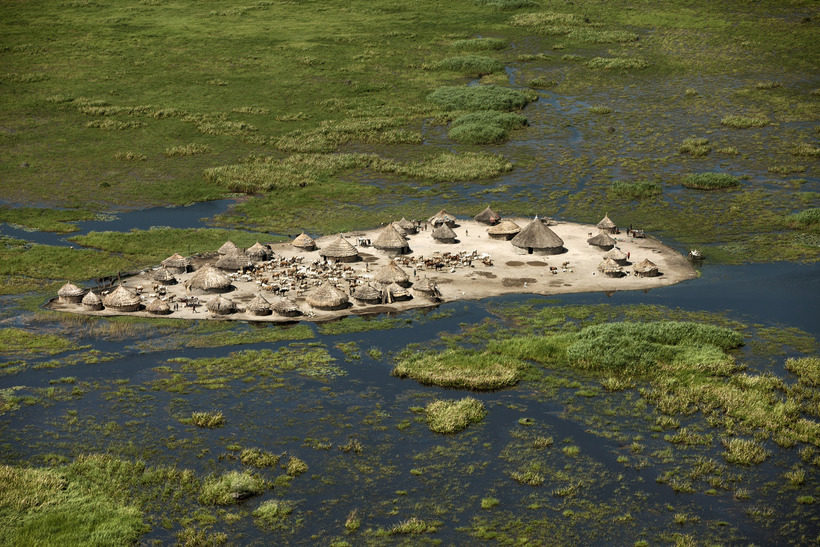 Як живуть нілоти, будинки яких стоять посеред самого великого болота Африки