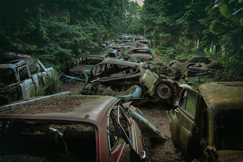 16 видовищних фотографій з кладовищ старих автомобілів, розкиданих по всій Європі