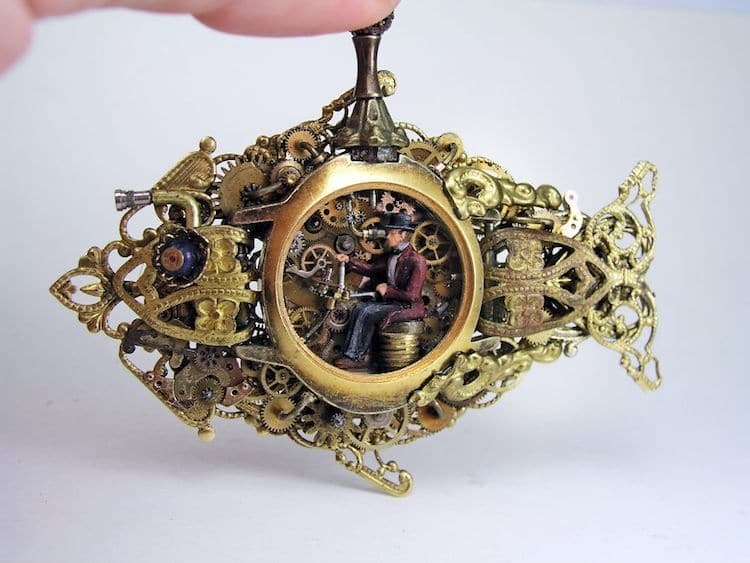 Художник перетворює старовинні кишенькові годинники в паралельні всесвіти