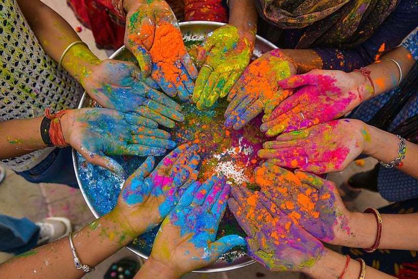 Найяскравіша подія весни: 17 фото з барвистого фестивалю Холі в Індії