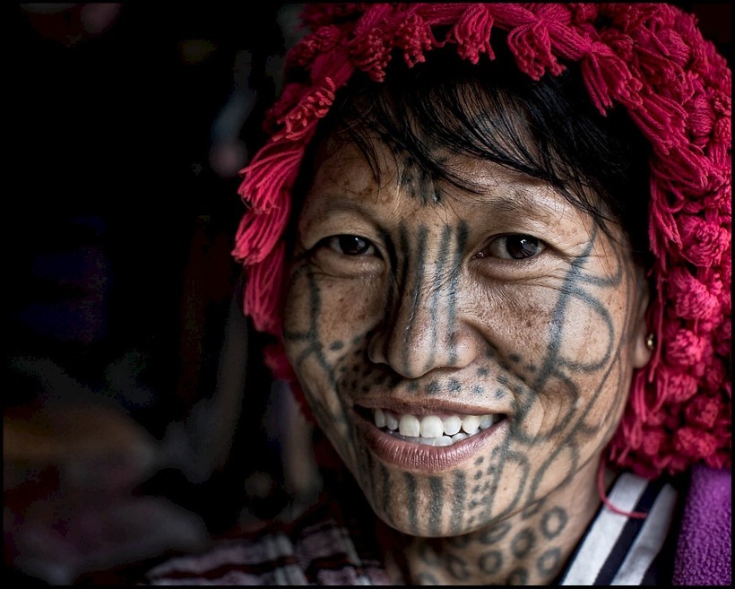 Навіщо жінкам Бірми наносили на обличчя татуювання