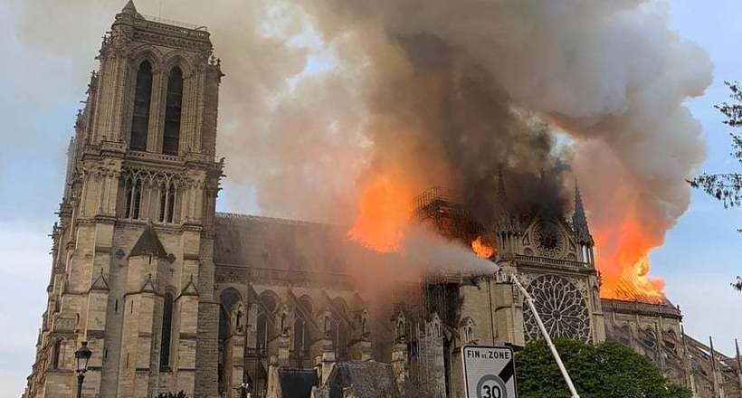 Полыхающее «серце» Парижа: собор Паризької Богоматері пережив пожежу