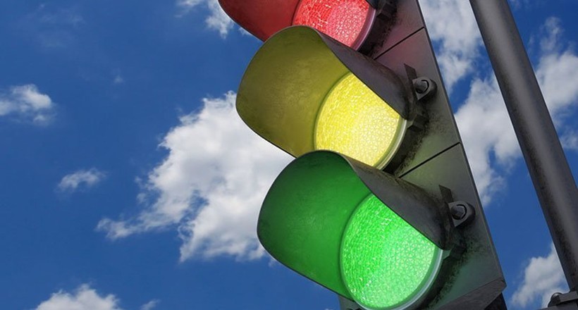 Чому сигнали світлофора мають саме червоний, жовтий і зелений кольори 
