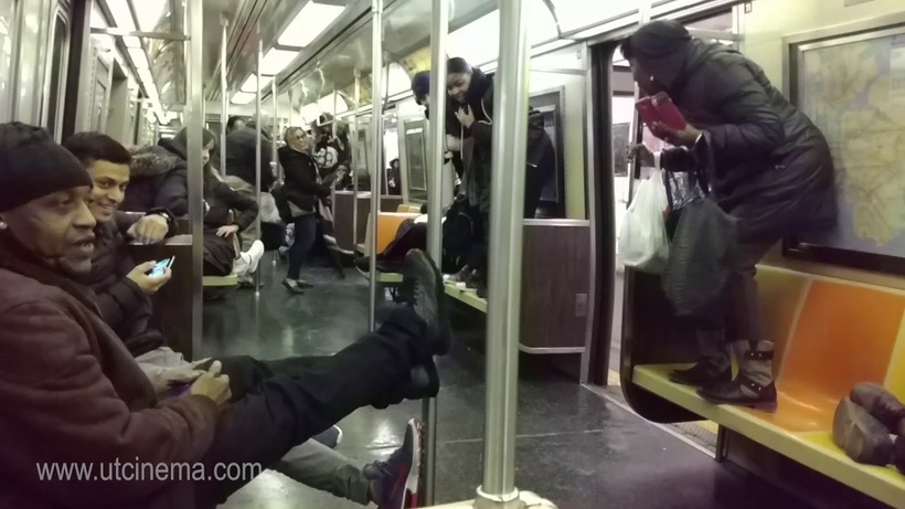 Відео: Весела поїздка в метро Нью-Йорка — люди влаштували хаос, побачивши у вагоні щура