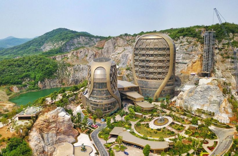 Побути всередині вулика: у Китаї відкриють готель, схожий на бджолині стільники