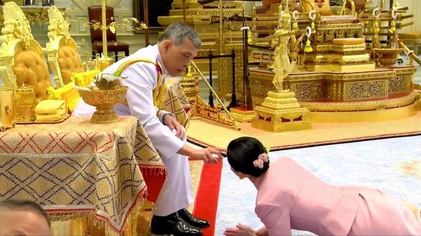 Стюардеса, яка стала генералом, а нині королева: як пройшло весілля короля Таїланду