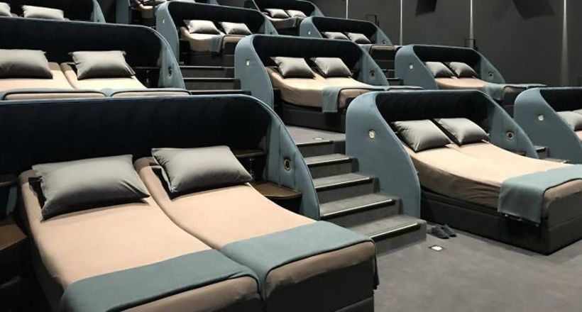 Швейцарський кінотеатр замінив крісла в кінозалі на двоспальні ліжка 