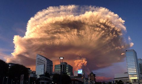 16 захопливих знімків виверження вулкана в Чилі, через який евакуювали 4000 людей