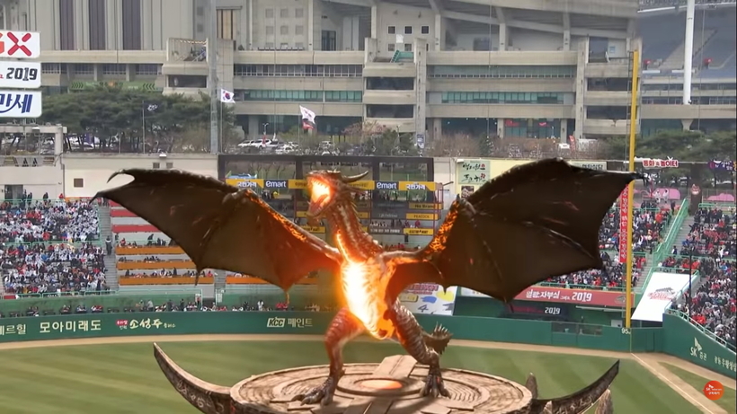 Відео: Реалістична виверна пролетіла перед уболівальниками в Південній Кореї
