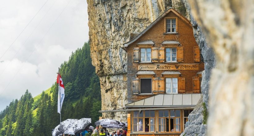 В Альпах відкрили самий фотографований ресторан, який знаходиться в прямовисній скелі