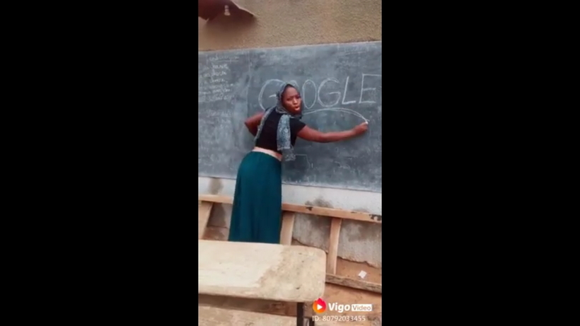 Відео: Урок англійської в школі Африки — вчителька смішно вимовляє слово Google